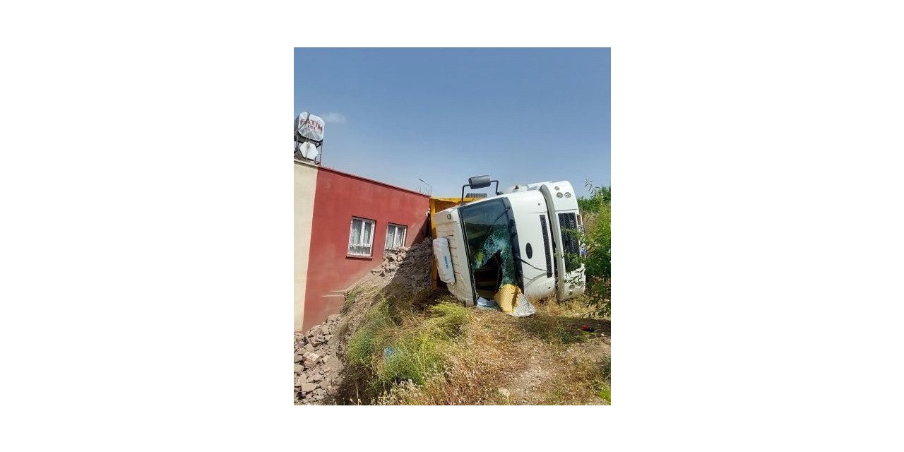 Şarampole yuvarlanan kamyonu ev kurtardı