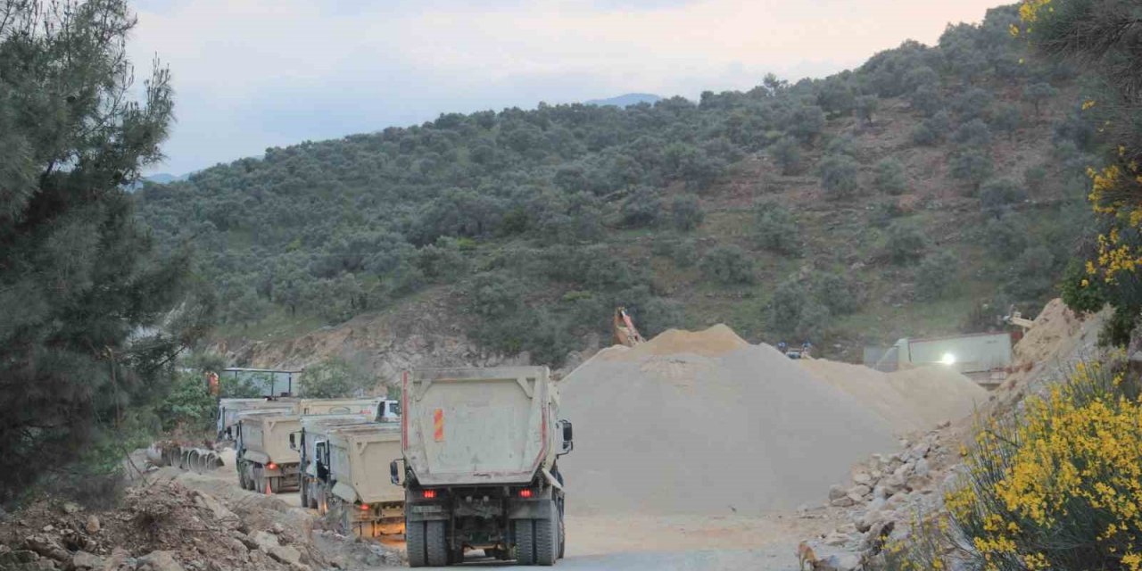 Böyle duyarsızlık görülmedi, yolun ortasına şantiye kurdular