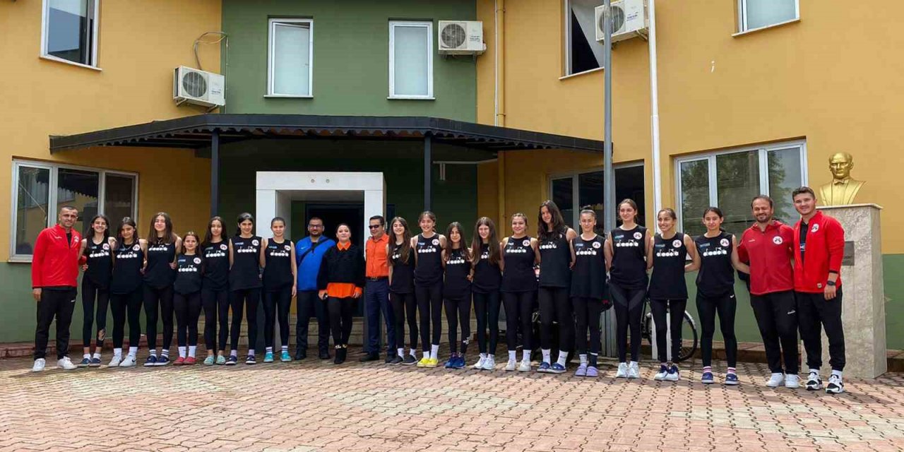 Döşemealtı’nın ‘Nar Taneleri’ Türkiye Şampiyonası için İzmir’de