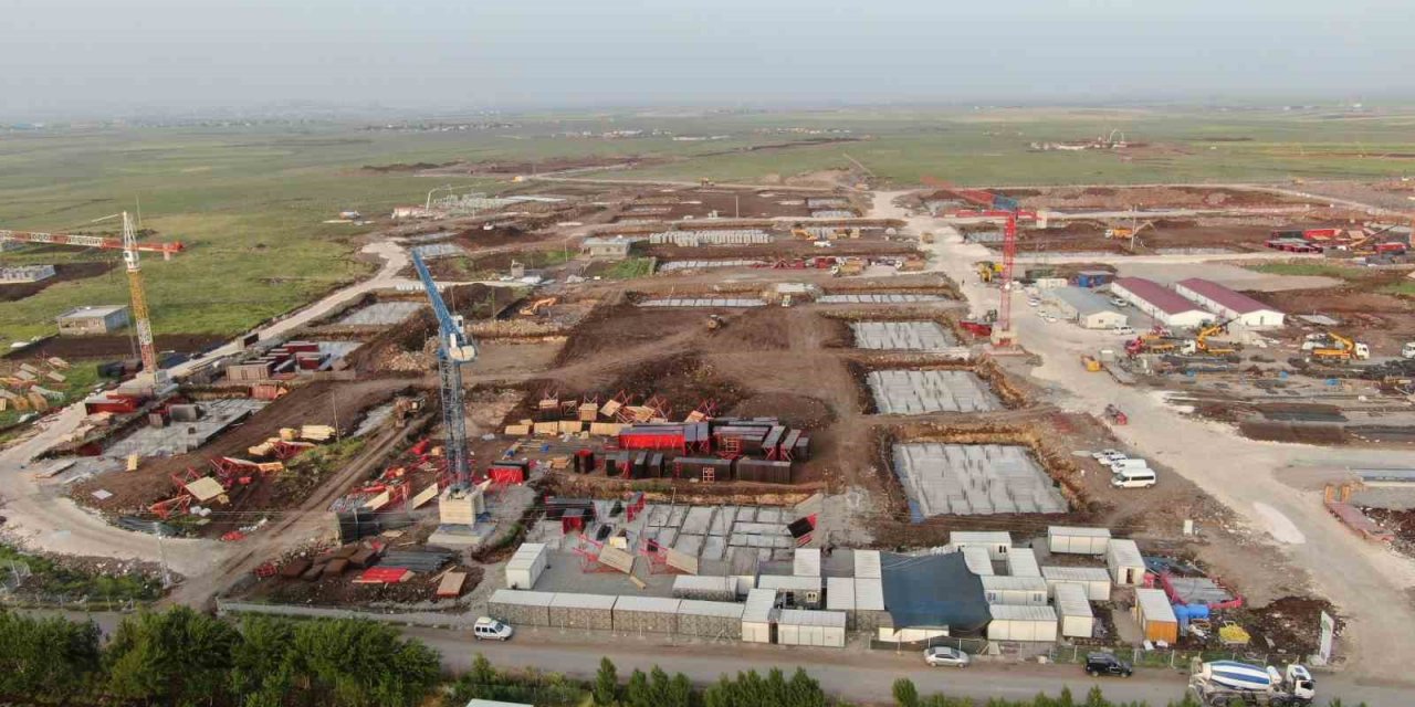 Diyarbakır’da TOKİ konutlarında hummalı çalışma gece gündüz devam ediyor