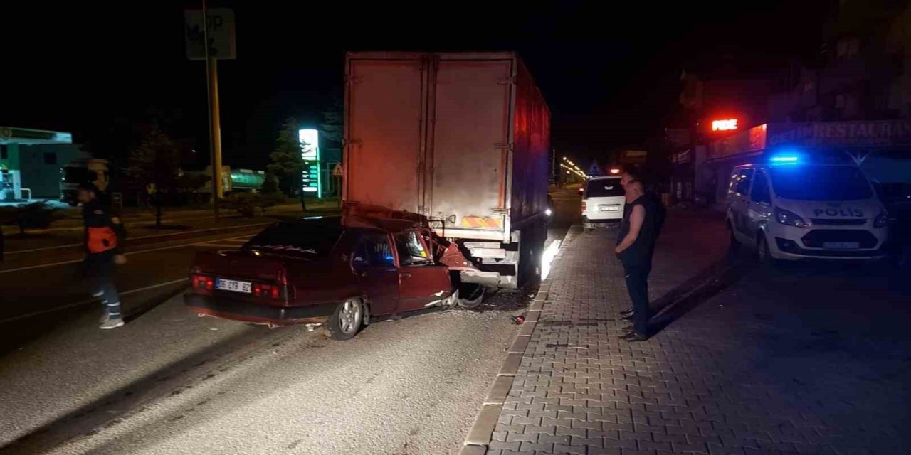 Park halindeki kamyona arkadan çarpan otomobil sürücüsü ağır yaralandı