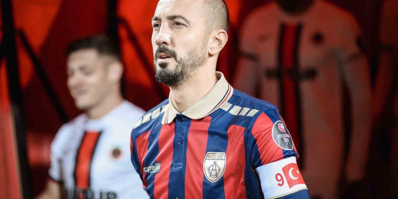 Ahmet İlhan Özek: “Çok üzgünüm”