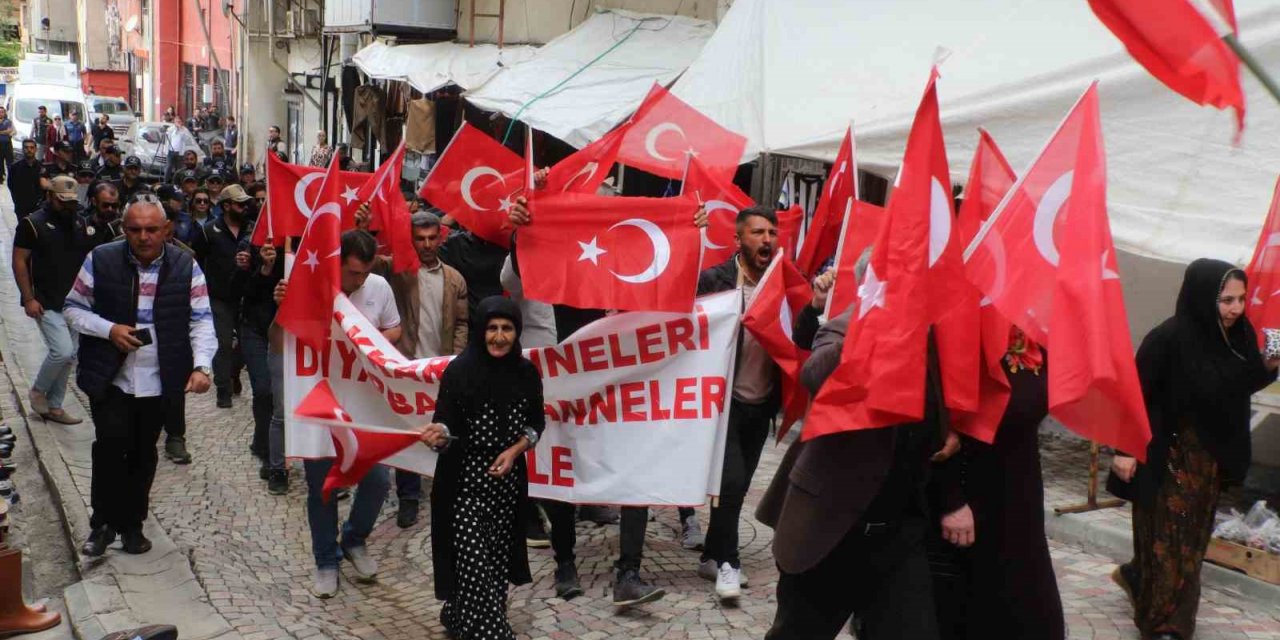 Hakkari’de annelerin evlat nöbeti devam ediyor