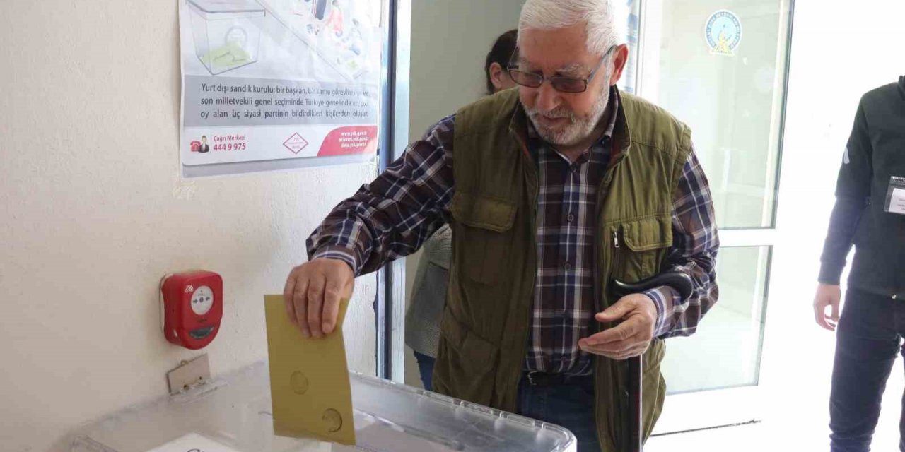Havaalanında 2. tur için oylar atılıyor