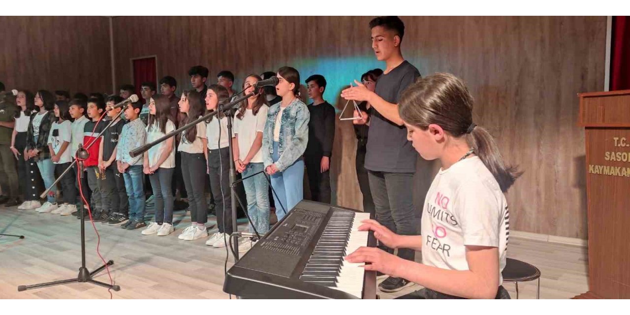 Köy okulunda düzenlenen çok dilli koro dinleyenleri mest etti