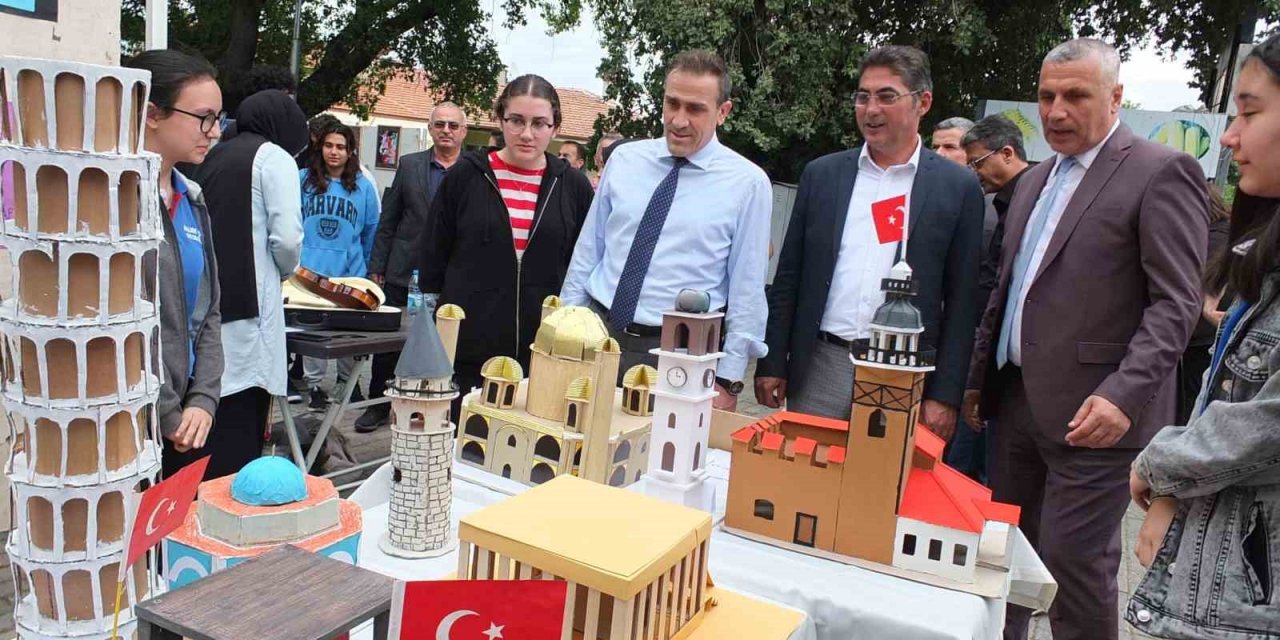 Balıkesir’de 23 Okul öğrencilerinin eserleri sergilendi