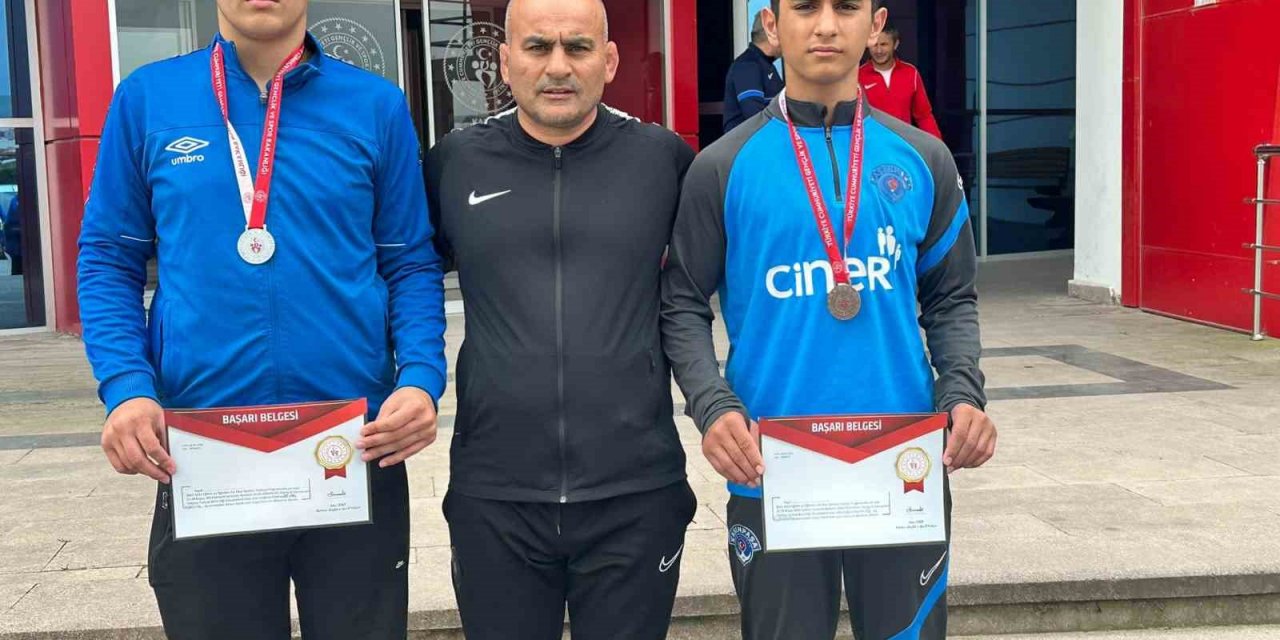 Aydınlı güreşçiler Türkiye şampiyonasından başarıyla döndü