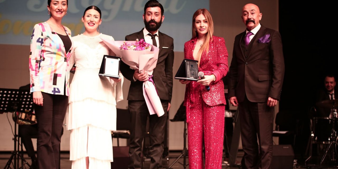 Bursa’da unutulmayan şarkılarla müzik dolu gece