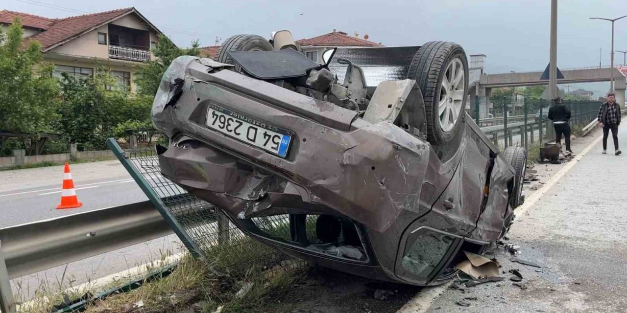 D-100’de bariyerlere çarpan otomobil takla attı: 1 yaralı