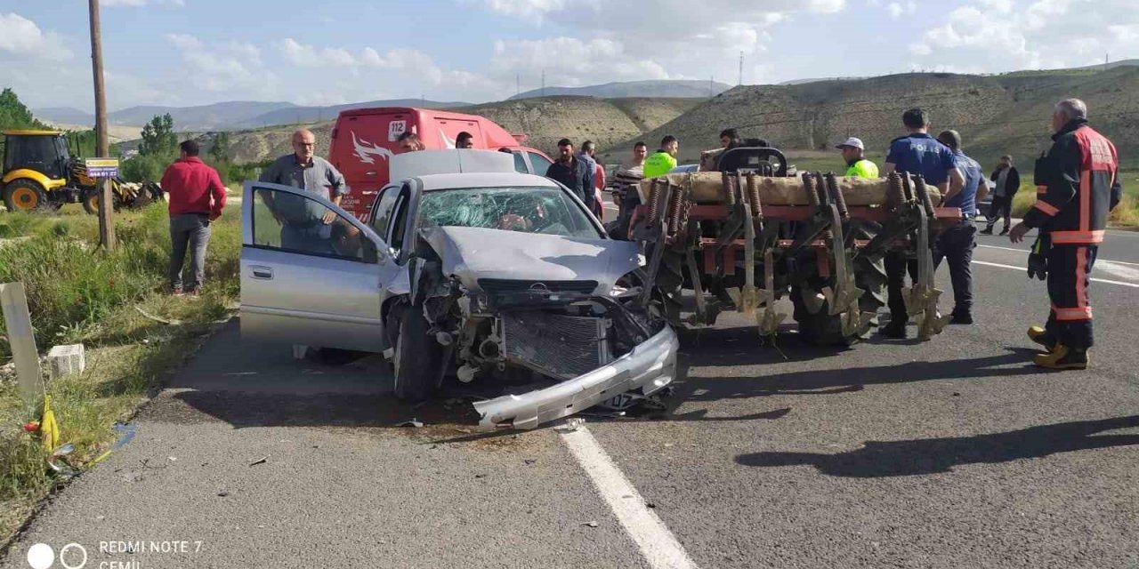 Otomobil traktöre arkadan çarptı: 1 ölü