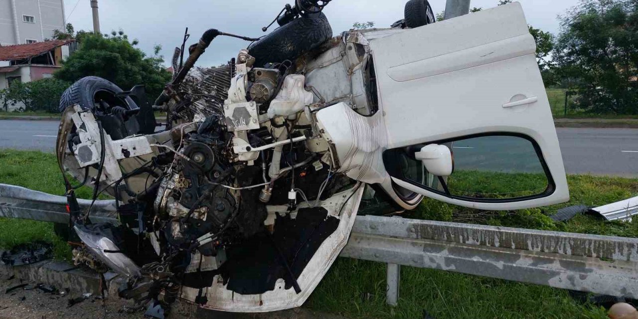Bariyere çarpan hafif ticari araç takla attı: 1’i ağır 2 yaralı