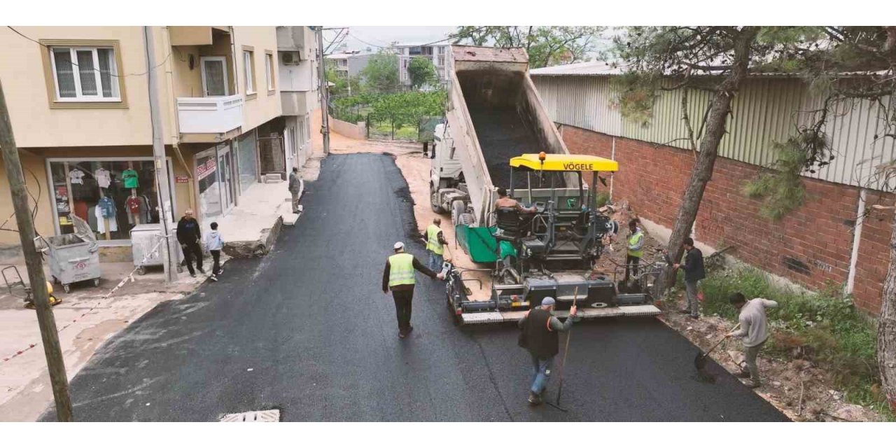 Gürsu’da 36 saatte sokağın asfaltı yenilendi