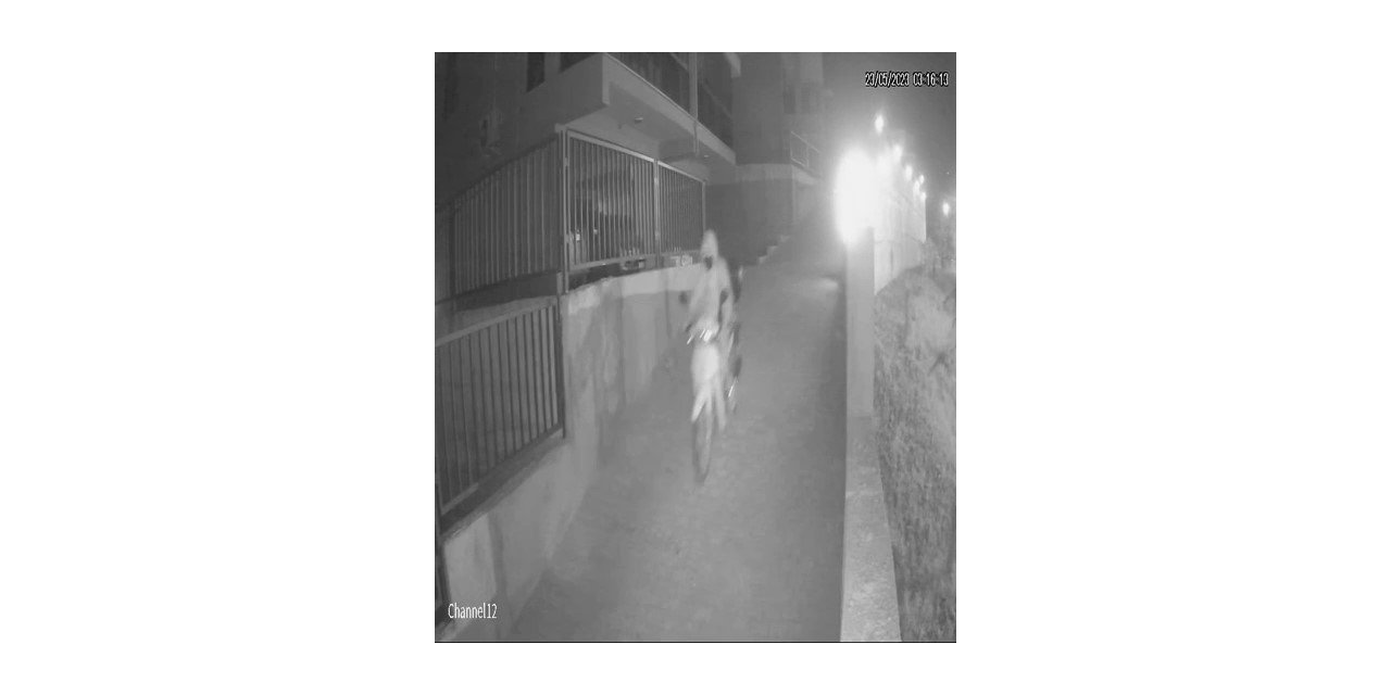 Güvenlik kameralıyla dolu siteye girip motosikleti böyle çaldı