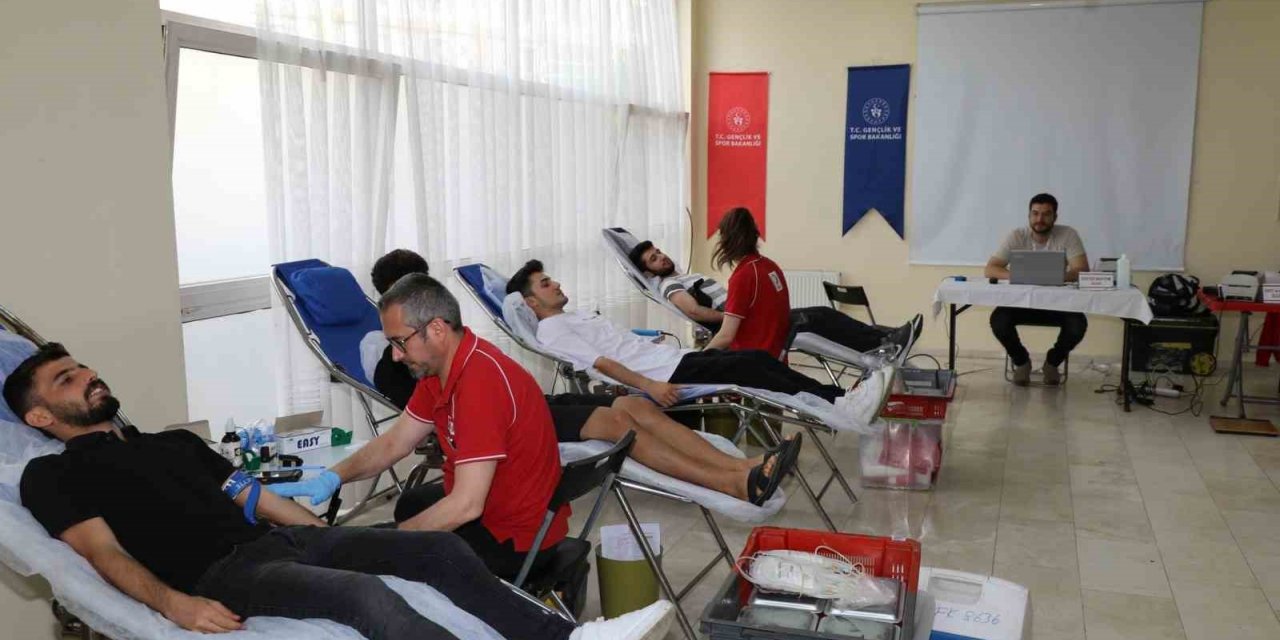 Üniversiteli gençler kan bağışına dikkat çekti
