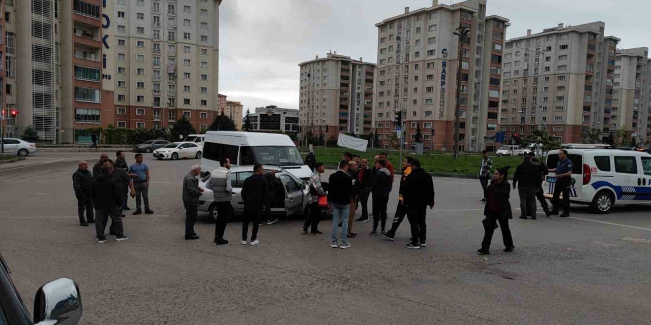 Otomobil ile yolcu minibüsü çarpıştı: 1 yaralı