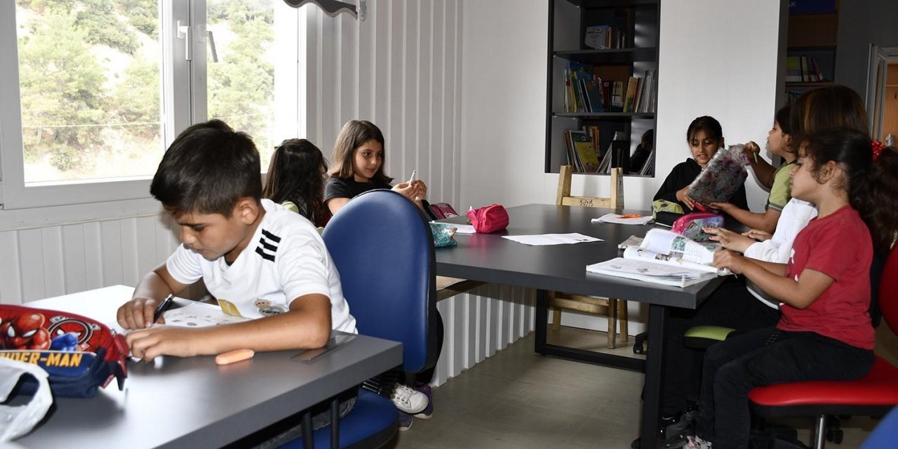 Kuşadası’ndaki Kütüphane ve Kitap Kafe her yaştan vatandaşa hitap ediyor