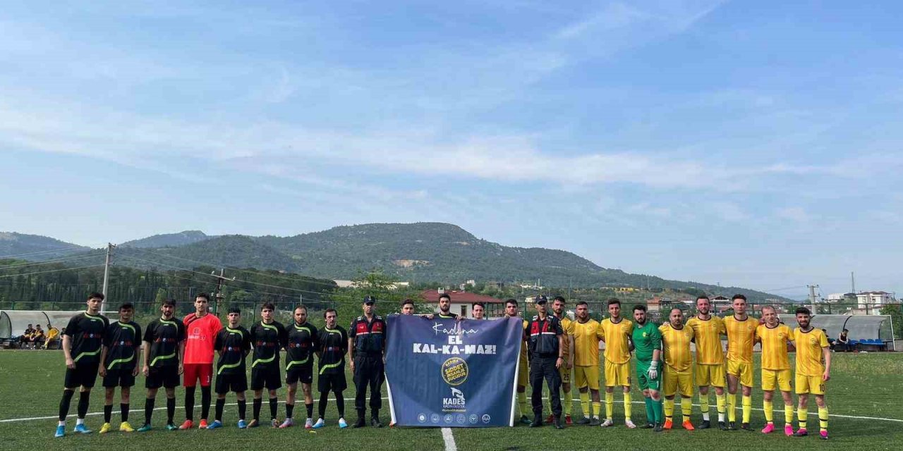 Maç öncesi açılan pankart büyük alkış aldı