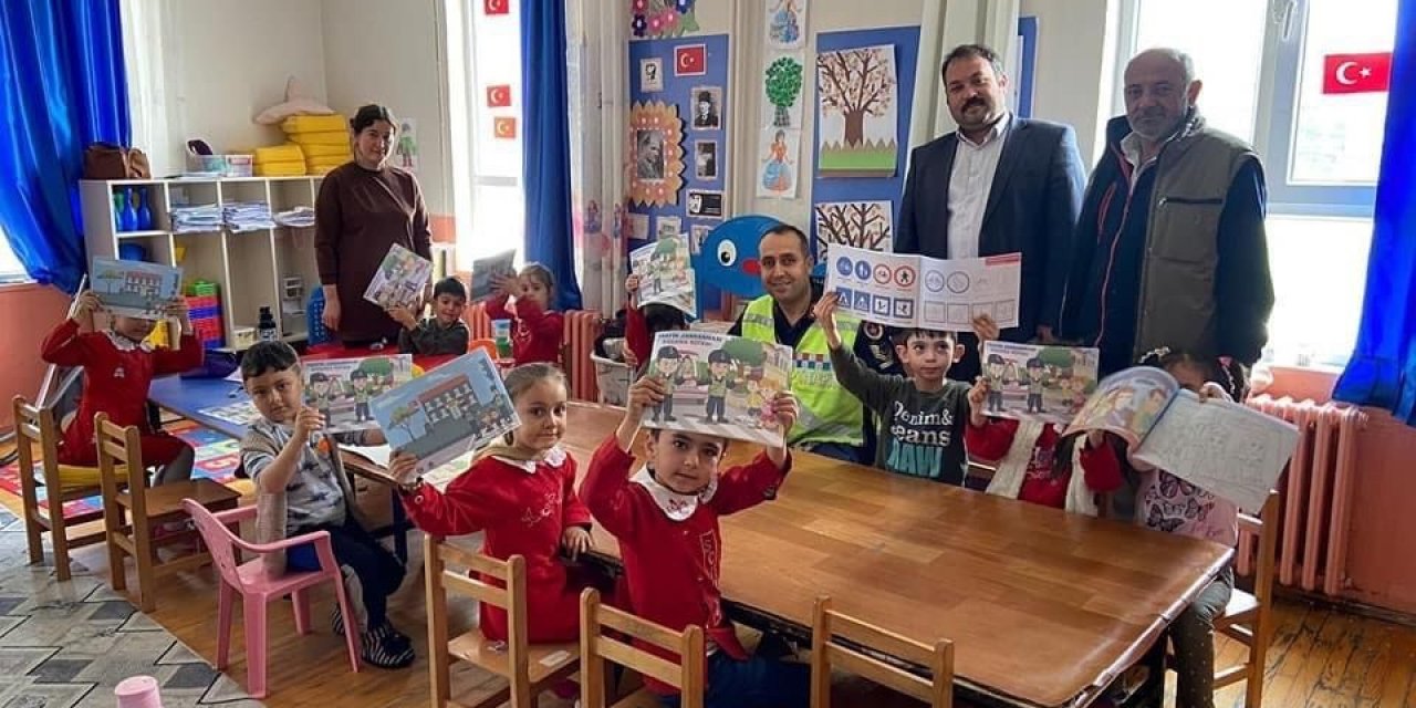 Jandarmadan ilk ve ortaokul çocuklarına yönelik güvenli trafik eğitimi