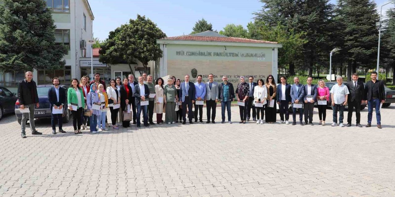 FÜ’de başarılı akademisyenler ödüllendirildi