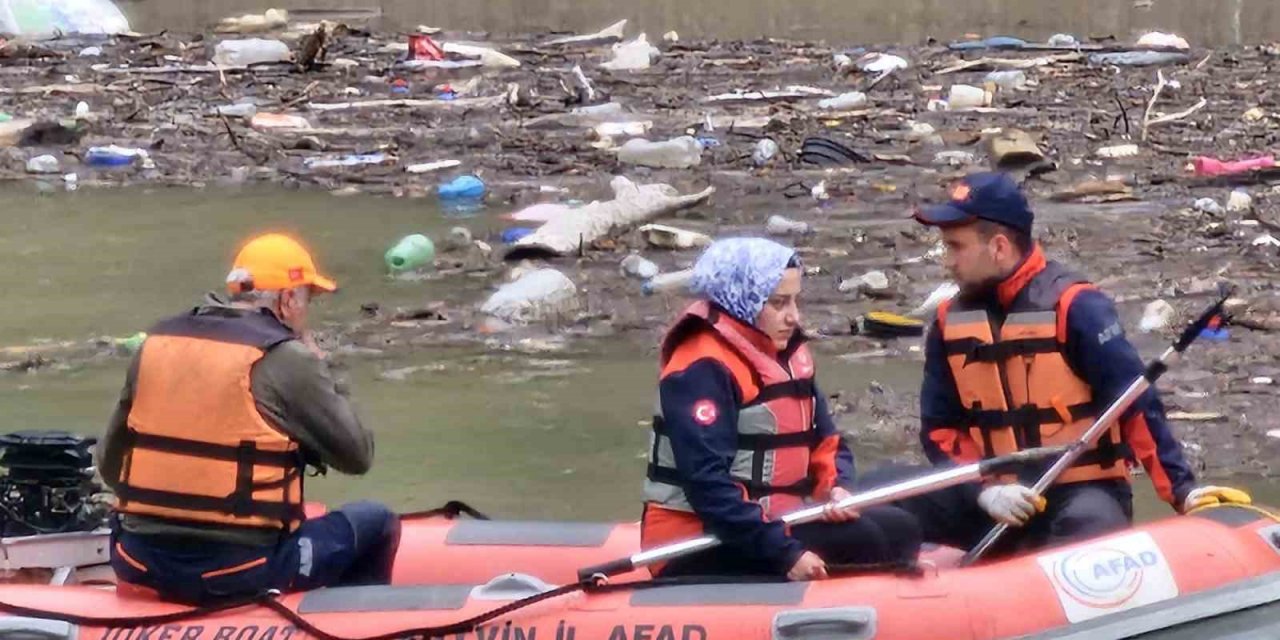 Çoruh nehrine düşen kamyon 3 gün sonra çıkartıldı, kayıp sürücüyü ise arama çalışmaları sürüyor