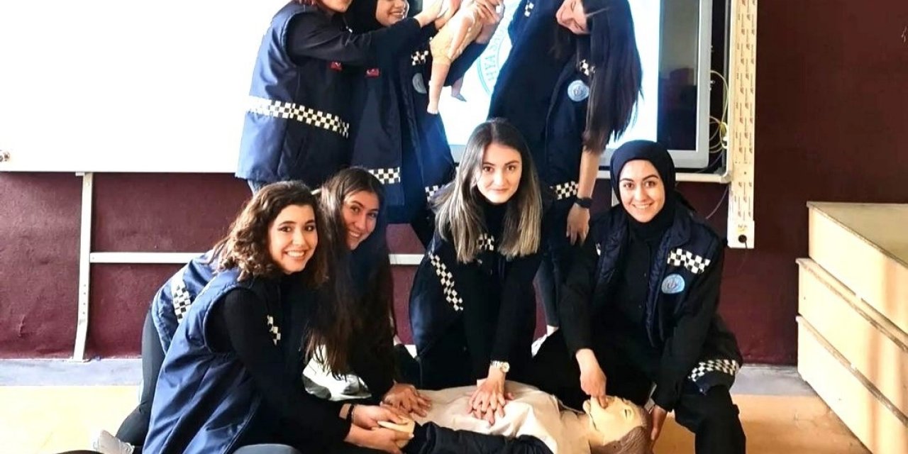 Gediz SHMYO öğrencilerinden fen lisesi öğrencilerine temel yaşam desteği eğitimi