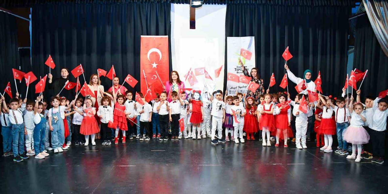 Miniklerin yılsonu gösterisi büyük beğeni topladı