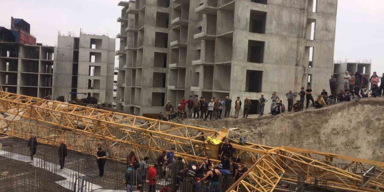 İnşaat şantiyesinde vinç devrildi: 1 kişi yaralandı