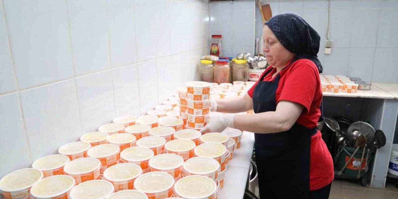 Burhaniye’de ihtiyaçlılara sıcak yemek