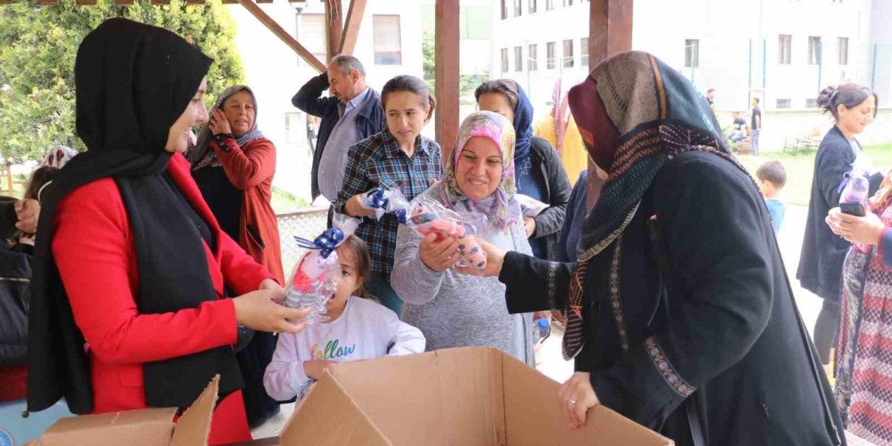 Meslek liseli öğrenciler depremzede çocukları yaptıkları bebeklerle sevindirdi