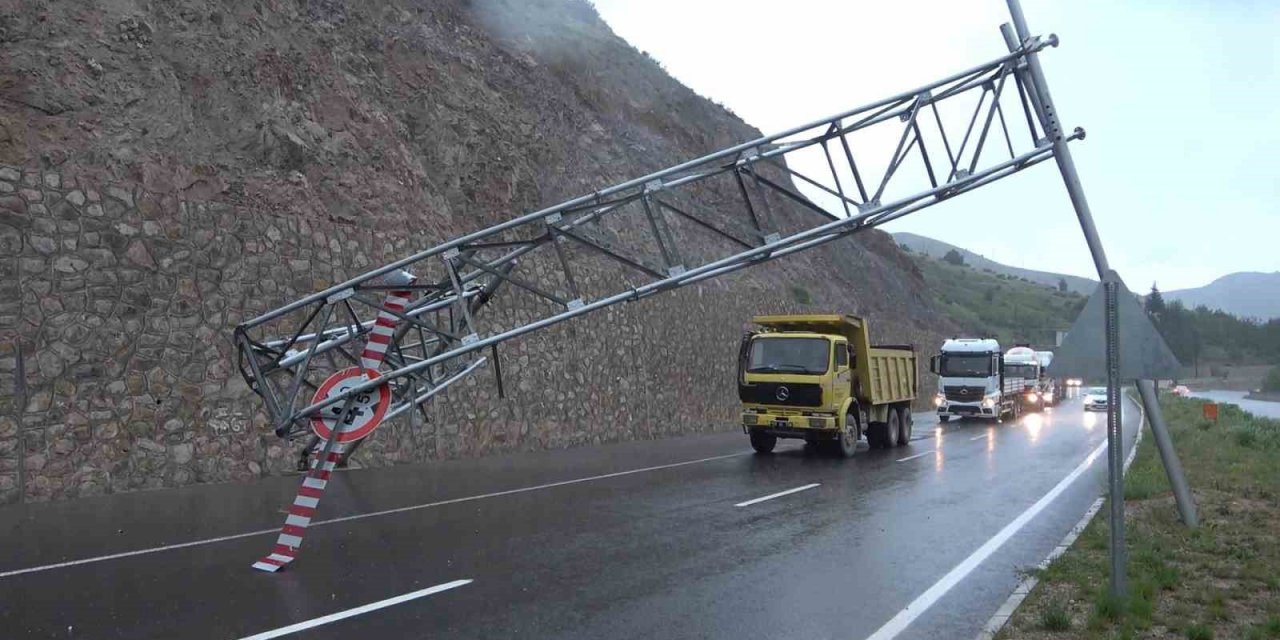 Yüksekliği hesaplayamayan iş makinesi yüklü kamyon uyarı tabelasını devirdi