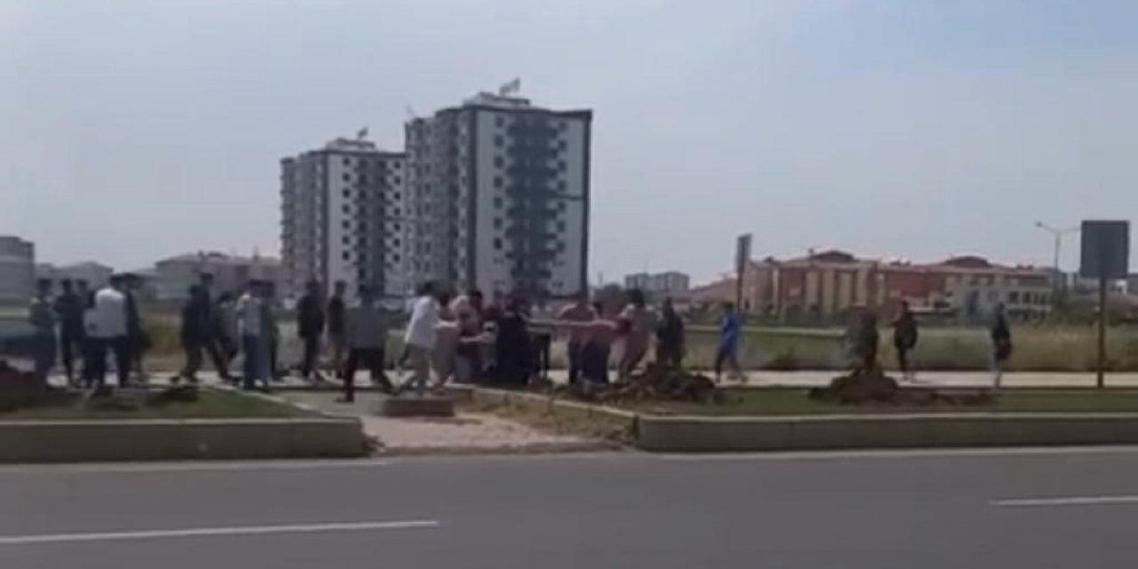 Diyarbakır’da kızlar yol ortasında saç baş kavgaya tutuştu