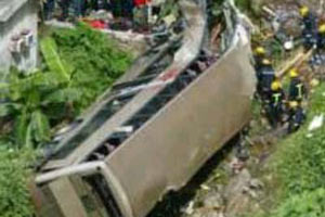 Yolcu otobüsü uçuruma devrildi: 16 ölü