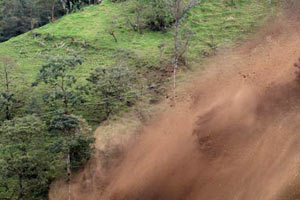 Tam 50 ev toprak altında kaldı