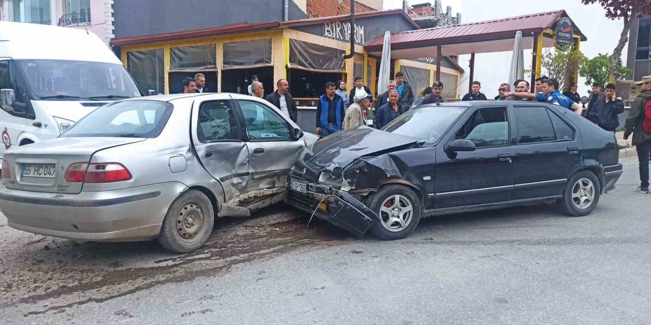 Bafra’da iki otomobil çarpıştı: 2 yaralı