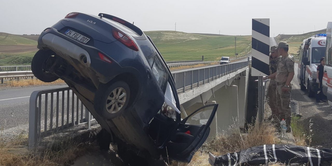 Diyarbakır feci kaza: Otomobil köprüde asılı kaldı, 1 kişi öldü, 3 kişi yaralandı