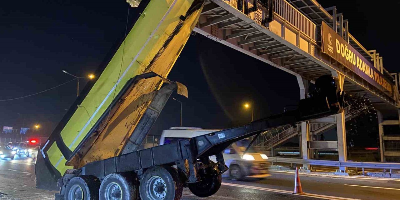 Eyüpsultan’da damperi açılan hafriyat kamyonu üst geçide çarptı