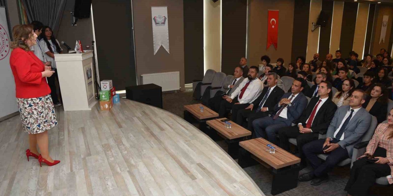 İklim krizinin yıkıcı etkileriyle mücadele yöntemleri gençlere anlatıldı