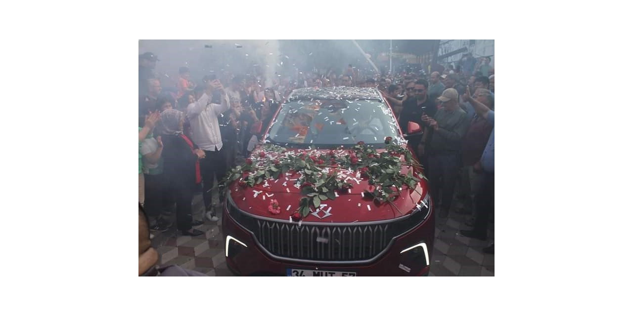 Togg, Sarıgöl’de konfeti ve çiçeklerle karşılandı