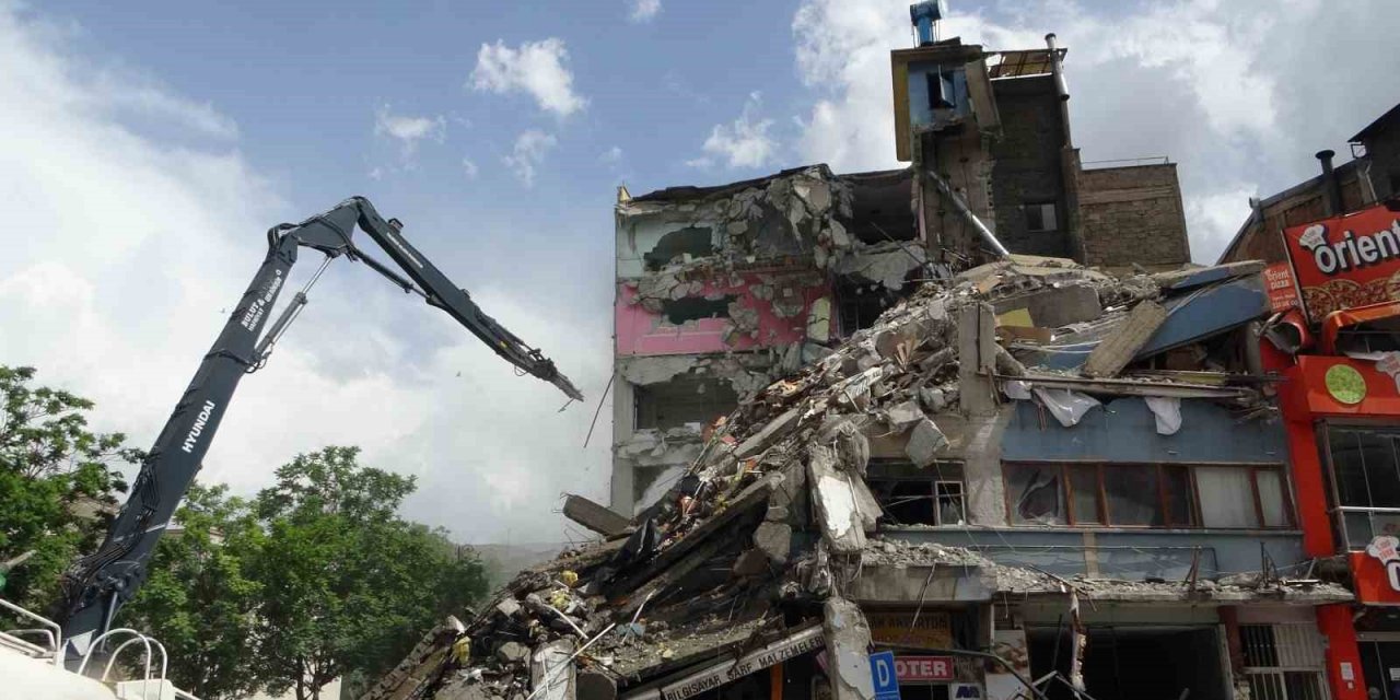 Malatya’da ağır hasarlı binaların yıkımı devam ediyor