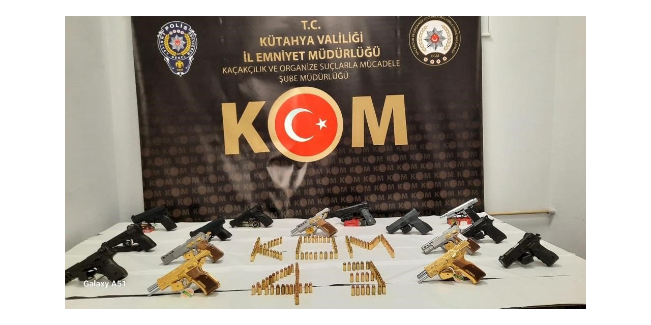 Kütahya’daki kaçak silah operasyonunda 16 adet ruhsatsız tabanca ele geçirildi