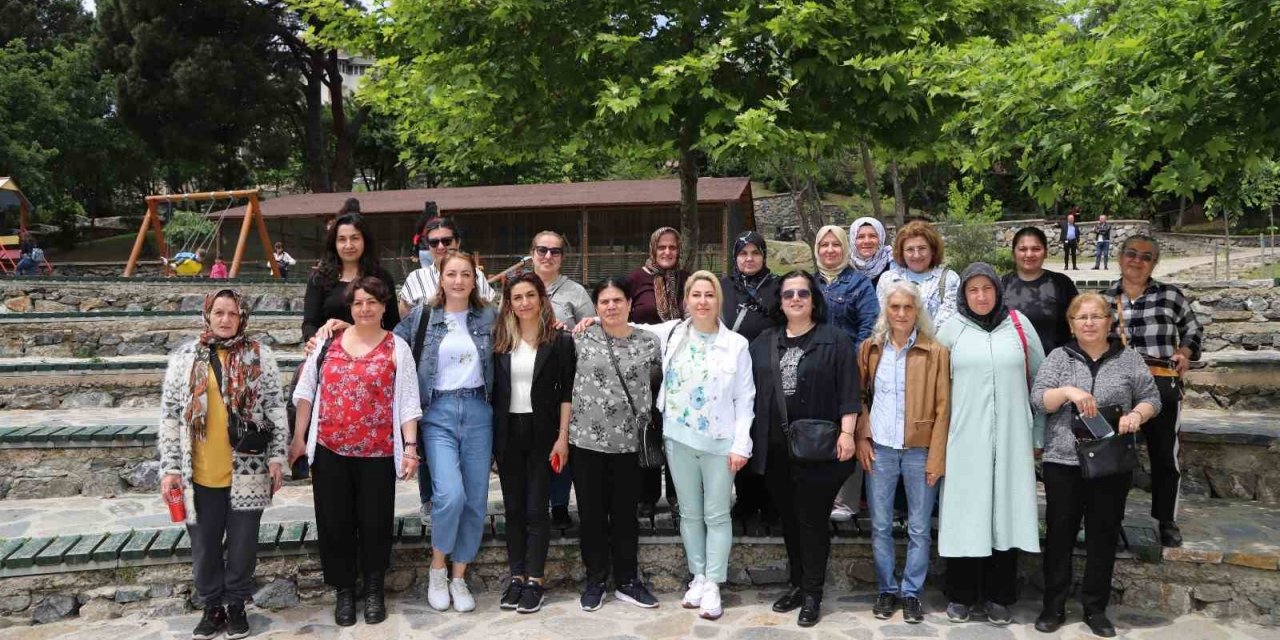 Belediyenin faaliyetleri Kartallı kadınlara gezi turlarıyla tanıtılıyor