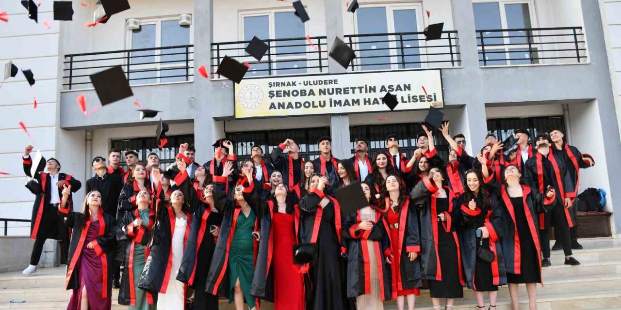 AK Partili başkandan öğrencilere mezuniyet jesti