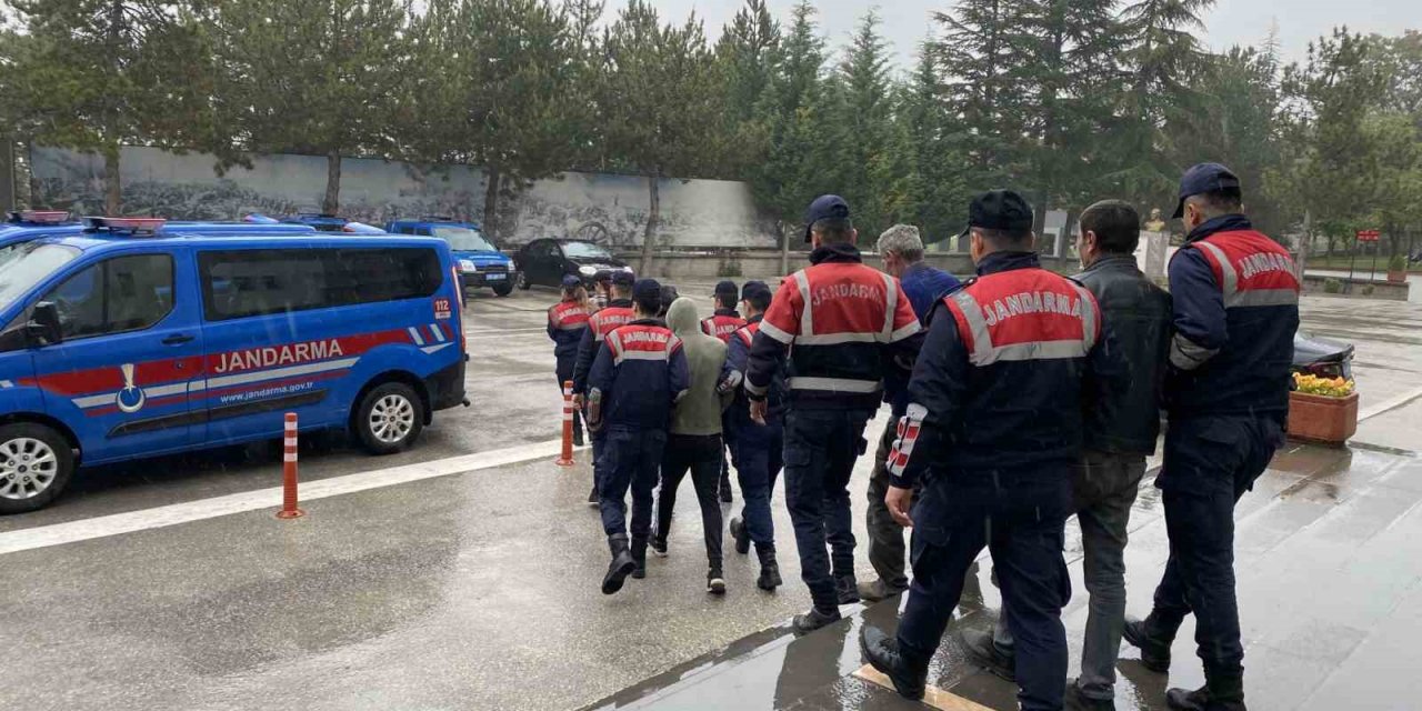 22 bin liralık kablo çalan şüpheliler jandarma ekiplerince yakalandı