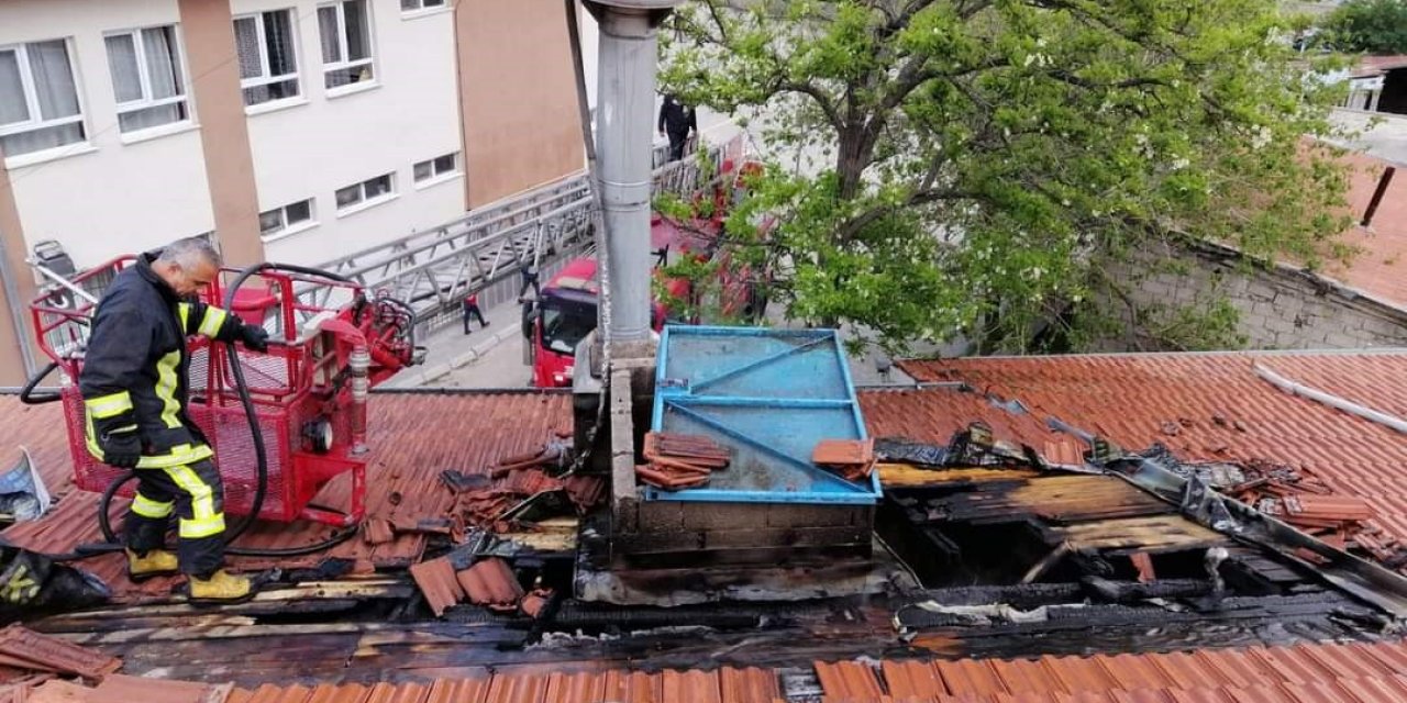 Çatı yangını büyümeden söndürüldü