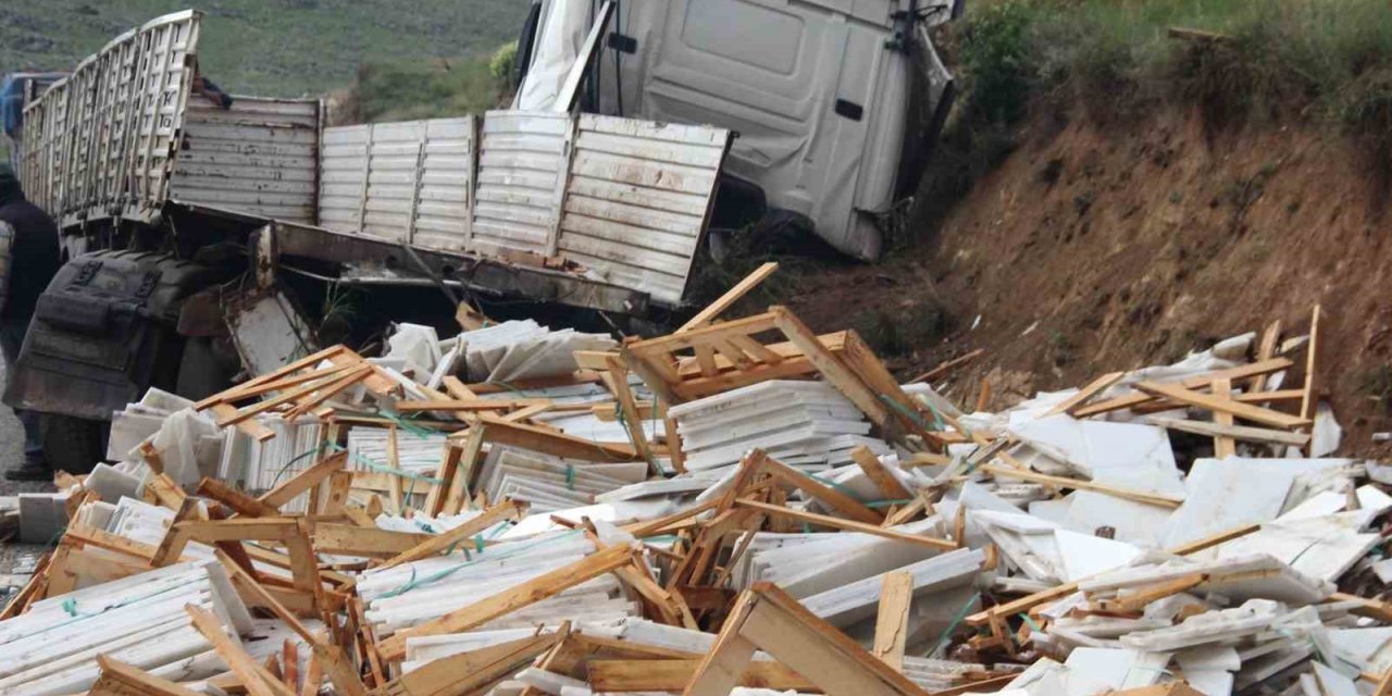 250 bin TL’lik mermer kazada yola savrulup kullanılamaz hale geldi