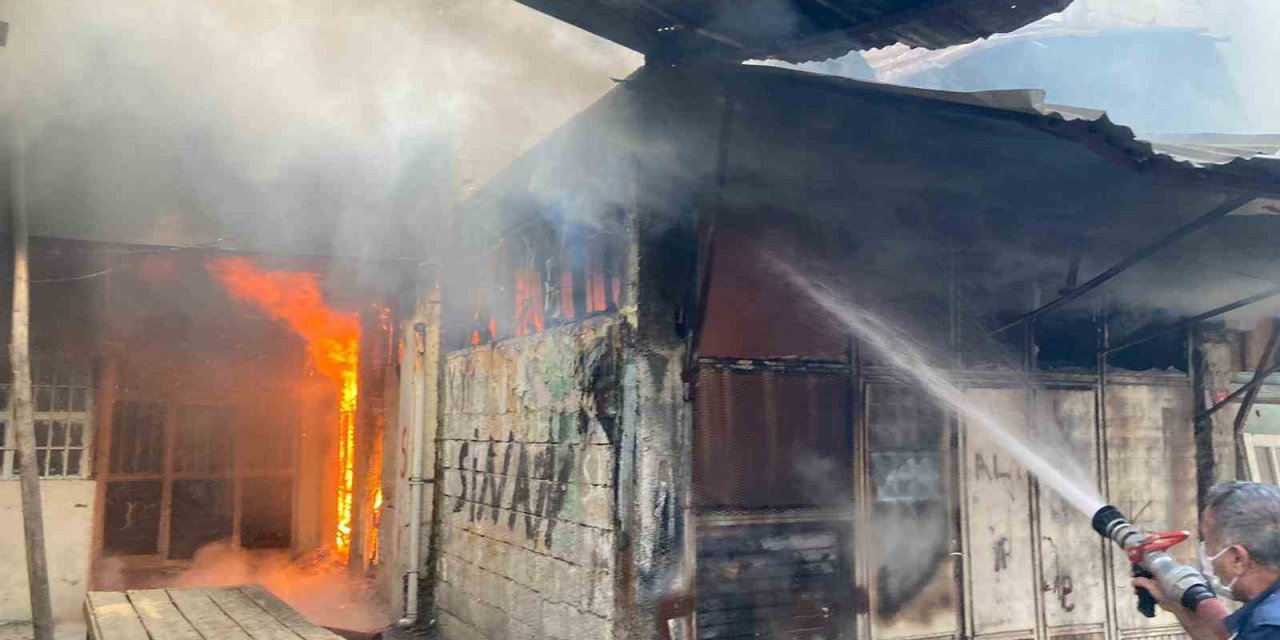 Siirt’te marangozcular çarşısında aynı anda yanan 3 dükkan paniğe neden oldu