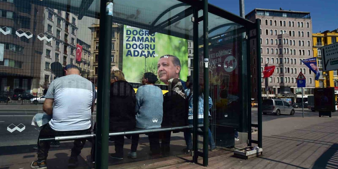 İstanbul’un cadde ve meydanlarında afişlerin yarışı