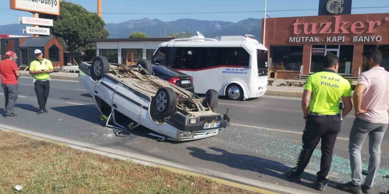 Şerit değiştiren kamyonete çarpan otomobil takla attı: 1 yaralı