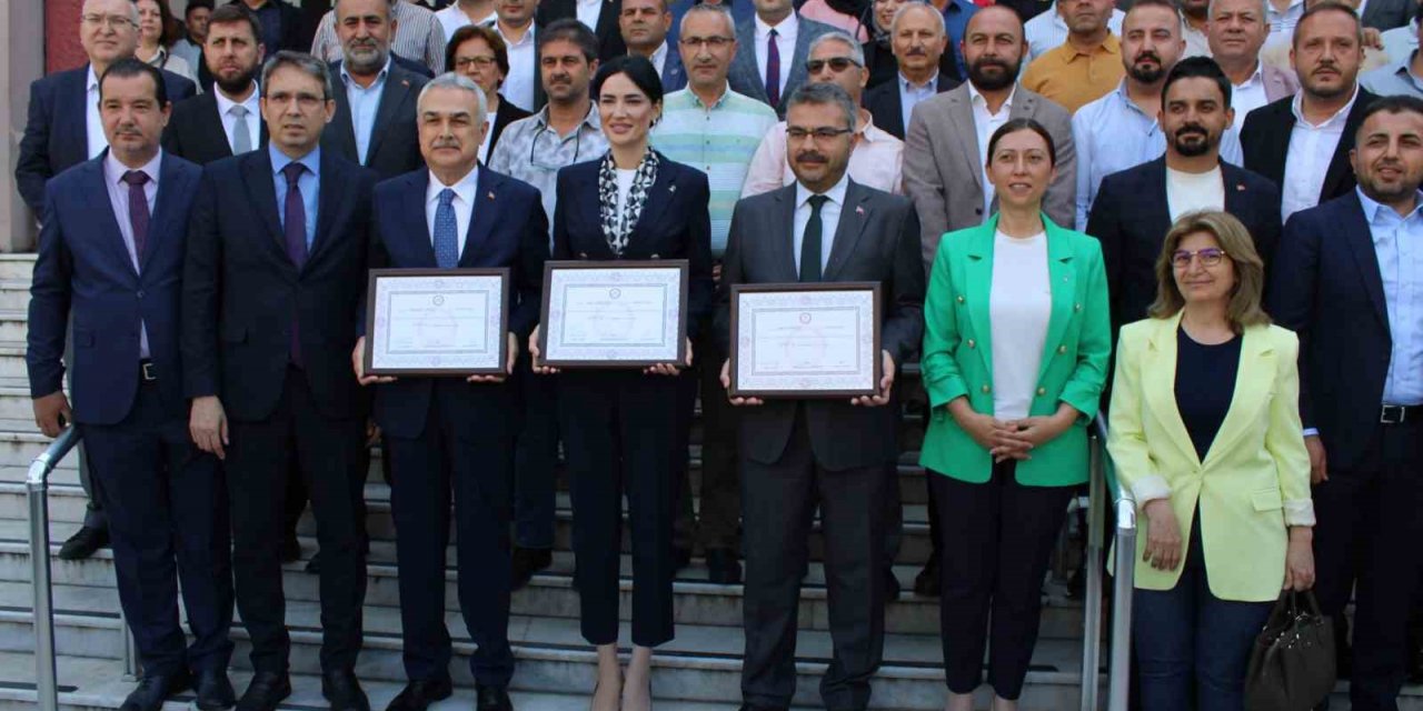 AK Partili vekiller mazbatalarına kavuştu