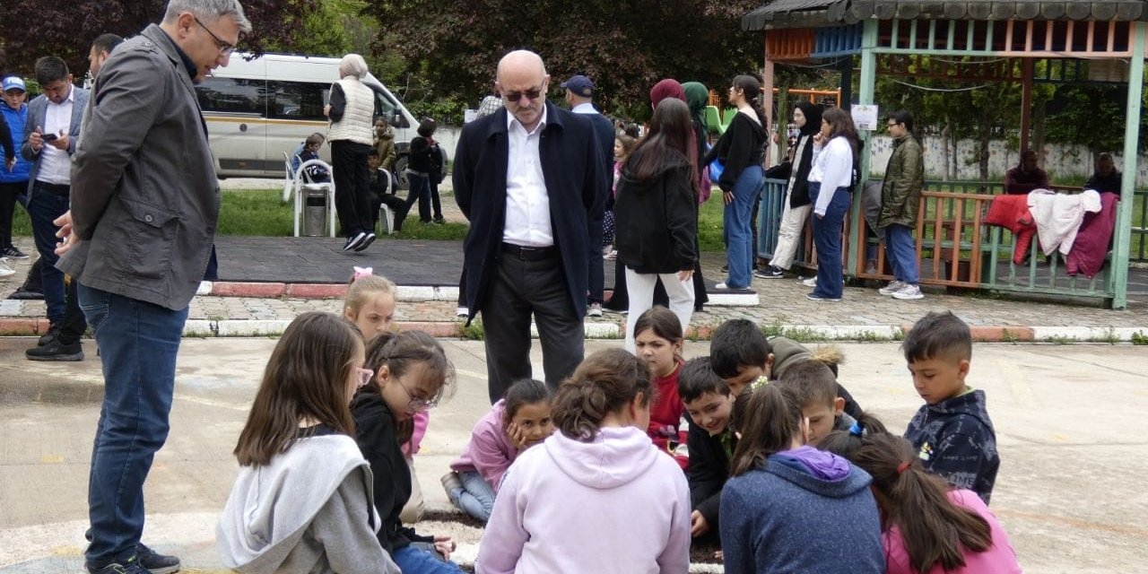 Hisarcık’ta köy okulunda geleneksel çocuk oyunları şenliği
